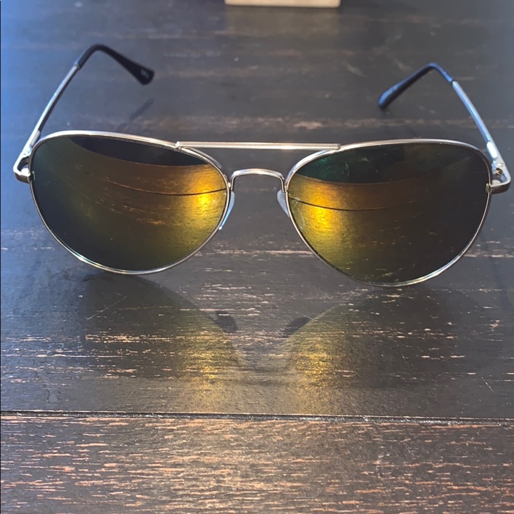 Gold frame aviator sunglasses